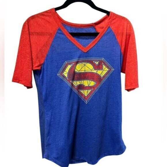 NWOT Women’s/Juniors Blue Short Sleeve Blouse e Graphic Tee Superman - Size M - Picture 1 of 4